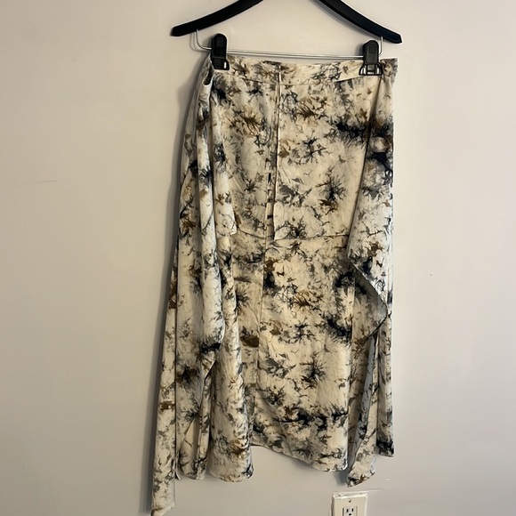 Gorgeous Fall Flowing Gray & Black Muted Tones Size Large Measured in Photos - Picture 6 of 7